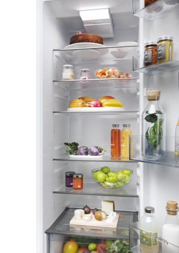 Candy CML5518EVWL egyajtós beépíthető hűtőszekrény E energia, 315 liter kapacitás 