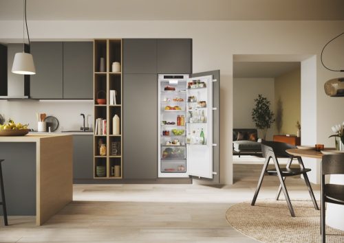 Candy CML5518EVWL egyajtós beépíthető hűtőszekrény E energia, 315 liter kapacitás 